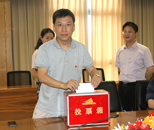 【匯聚青年力量 奮進(jìn)時(shí)代征程】創(chuàng)力集團(tuán)黨支部召開(kāi)專(zhuān)題黨課暨預(yù)備黨員轉(zhuǎn)正黨員大會(huì)(圖5)