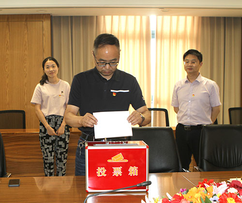 【匯聚青年力量 奮進(jìn)時(shí)代征程】創(chuàng)力集團(tuán)黨支部召開(kāi)專(zhuān)題黨課暨預(yù)備黨員轉(zhuǎn)正黨員大會(huì)(圖6)