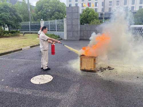 “人人講安全、個(gè)個(gè)會(huì)應(yīng)急”——上海創(chuàng)力集團(tuán)開展“安全月”消防演習(xí)活動(dòng)(圖3)