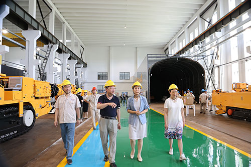 夏日送清涼 | 青浦區(qū)總工會(huì)領(lǐng)導(dǎo)赴上海創(chuàng)力集團(tuán)開(kāi)展高溫慰問(wèn)活動(dòng)(圖2)