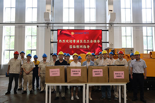 夏日送清涼 | 青浦區(qū)總工會(huì)領(lǐng)導(dǎo)赴上海創(chuàng)力集團(tuán)開(kāi)展高溫慰問(wèn)活動(dòng)(圖1)