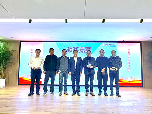 優(yōu)秀團(tuán)隊(duì)頒獎(jiǎng).jpg 優(yōu)秀團(tuán)隊(duì)頒獎(jiǎng).jpg